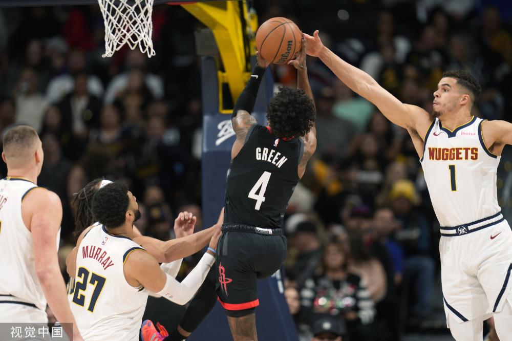 双方在中场 双方在中场