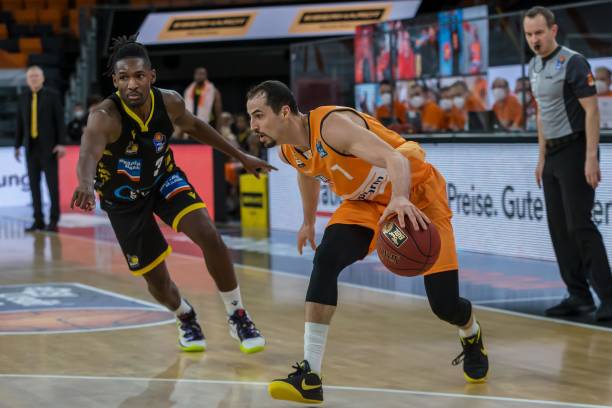 浓眉因伤缺 浓眉因伤缺