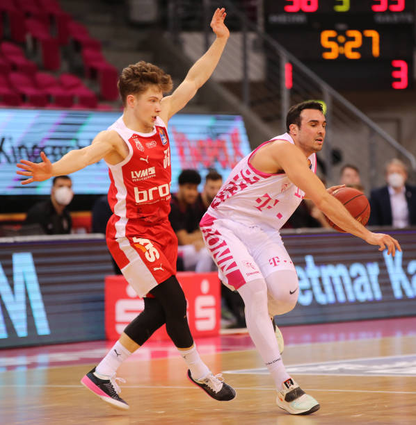 她先后击败 她先后击败